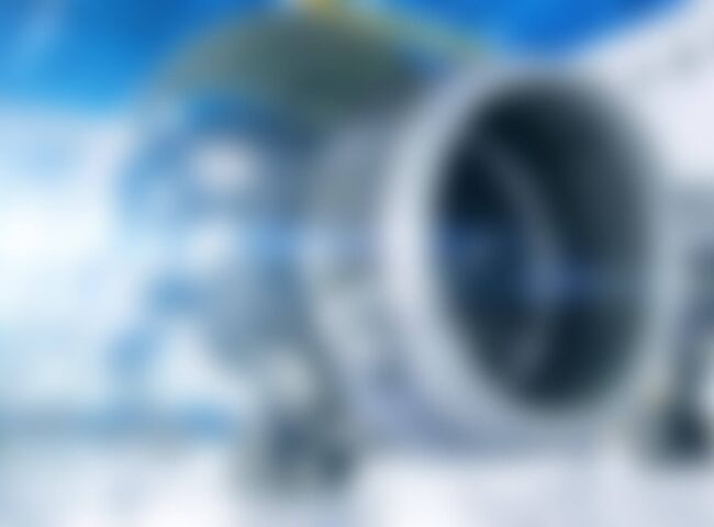 Geöffnetes Flugzeug-Triebwerk in einer Halle